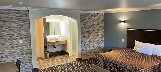 Walnut Inn & Suites West Covina