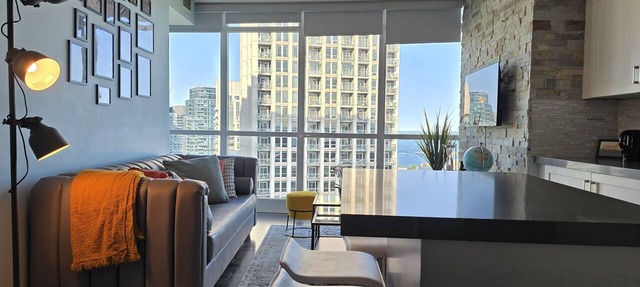 Watch planes takeoff from your balcony! 2+1 BD 2 BA w/pool, hot tub & parking