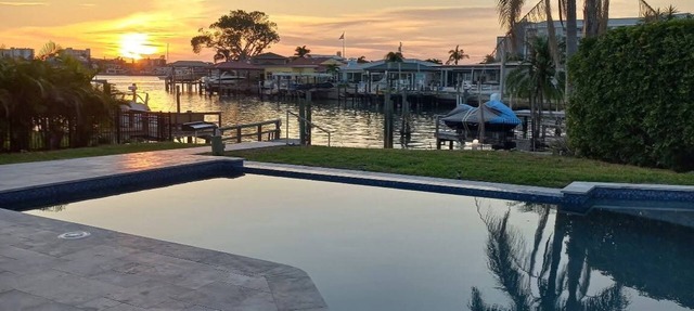 Waterfront Beautiful Modern Villa – Pool Boat Deck Sleeps 14