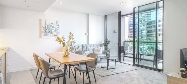 Waterside Docklands 1BR apt with Pool WIFI Parking