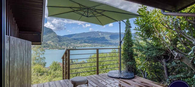 Welcome to this charming semi-detached cottage perched on the heights of Talloires, just a few minutes’ walk from the village center and the lake.