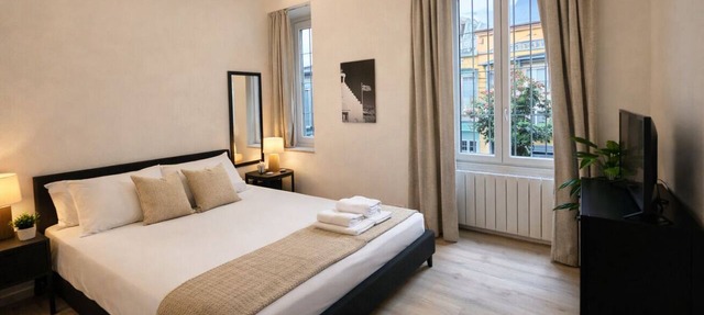 Welcome to the vibrant heart of Moscova, where this exclusive apartment welcomes you with elegance and style, offering you a dream stay in the most dynamic and sophisticated area of Milan. ✨🏙️BEDROOMS: YOUR RELAXING RETREATThe apartment features t