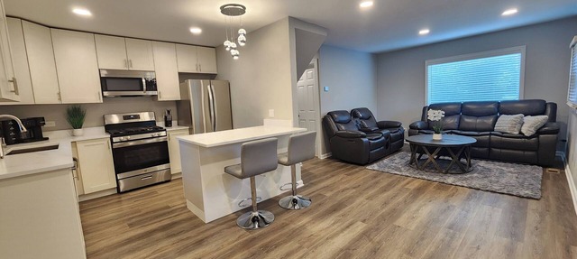 Willowbrook Gem 3-bedroom house with AC, WiFi, next to Forest Preserve