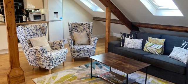 Windows over Stroud - 2BR Penthouse in Historic Building