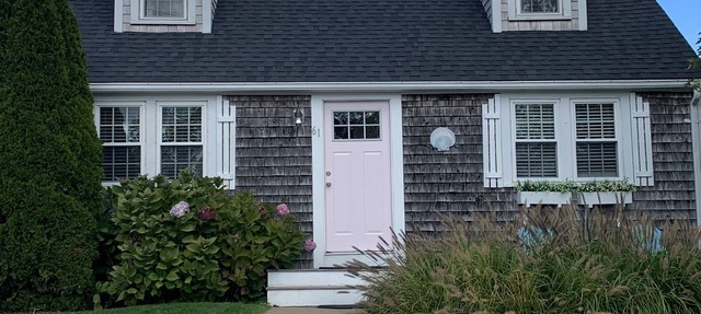 Within walking distance to beaches, restaurants & shops. Great family getaway.