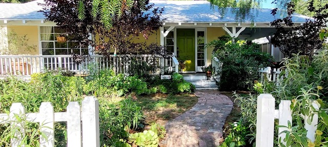 Woodland Hills Cottage on beautiful 1/4 acre property