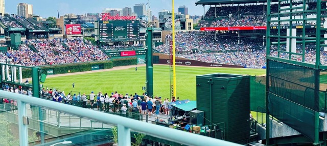 Wrigley Field Rooftop Apartment! - CUBS SEASON OPEN