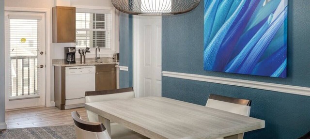 Wyndham Newport Onshore|2BR/2BA Balcony King Suite