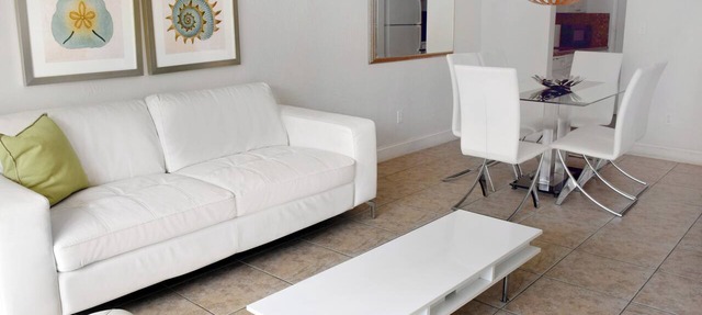Your Relaxing Getaway Awaits! 2 Modern Rooms, Private Beach Access, Pool Access