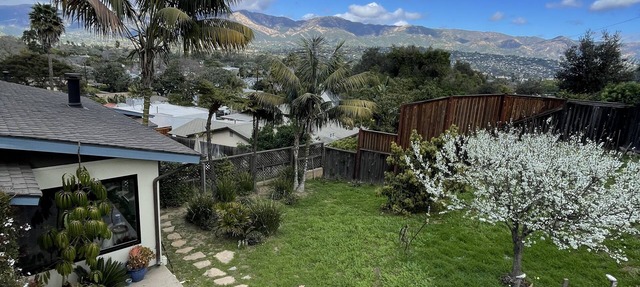 Zen Cottage Hideaway - 1 mile from the Beach, and 1 mile from Downtown.