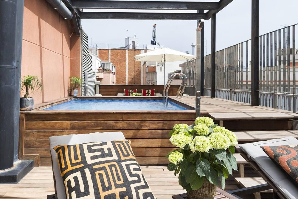 My Space Barcelona Studio near Arc de Triomphe in a building with swimming pool 1