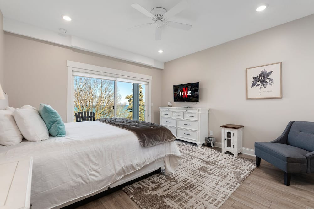 ♛ 539 Bay St ⁀➷ Luxury Downtown 2BDR Lake View 2nd Floor Condo on West Bay ➠ 203E 1