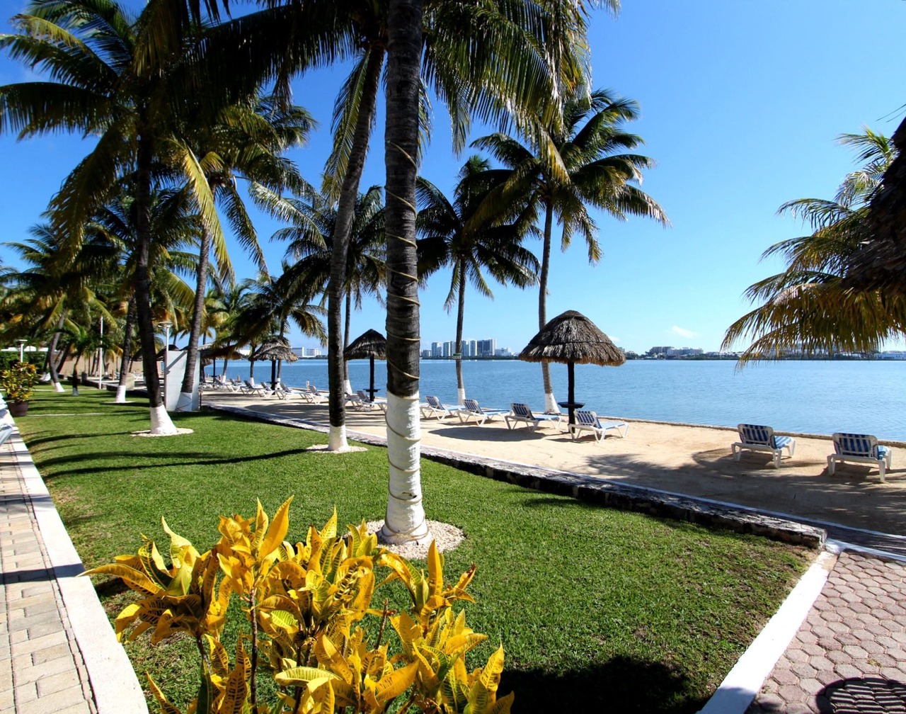 WIVC Coral Mar Resort- Amazing Hotel Zone & Lagoon Views, Enjoy the Tropical Breeze 1