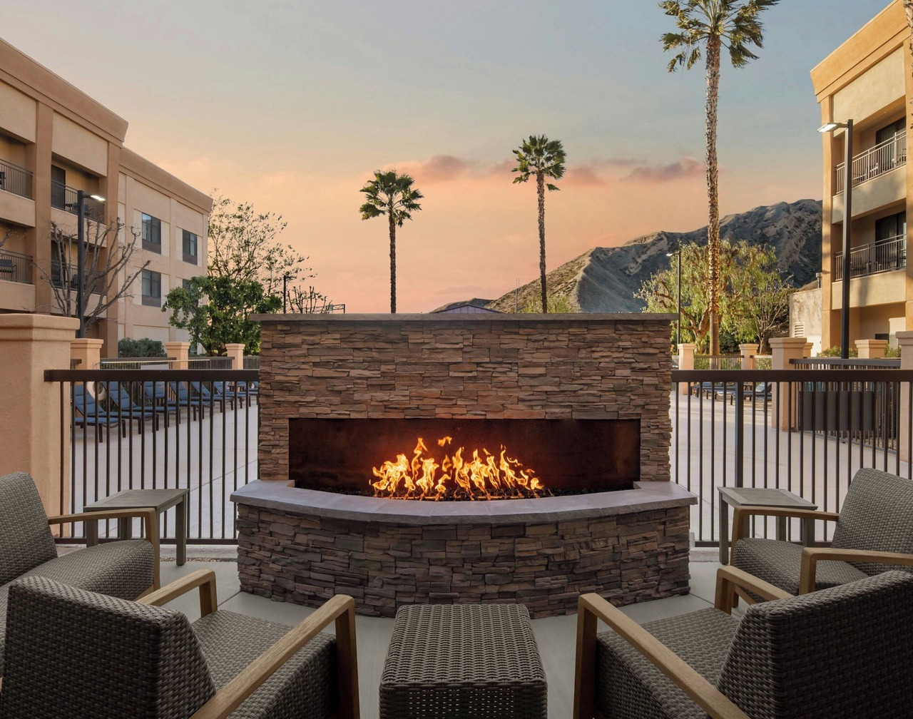 Courtyard by Marriott Santa Clarita Valencia 1