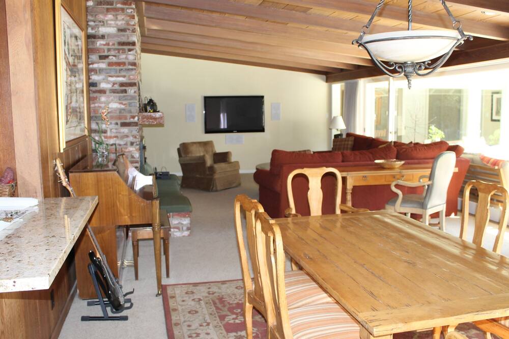 Family & Pet Friendly Home Sleeps 10 Pool BBQ Putting Green Universal 1