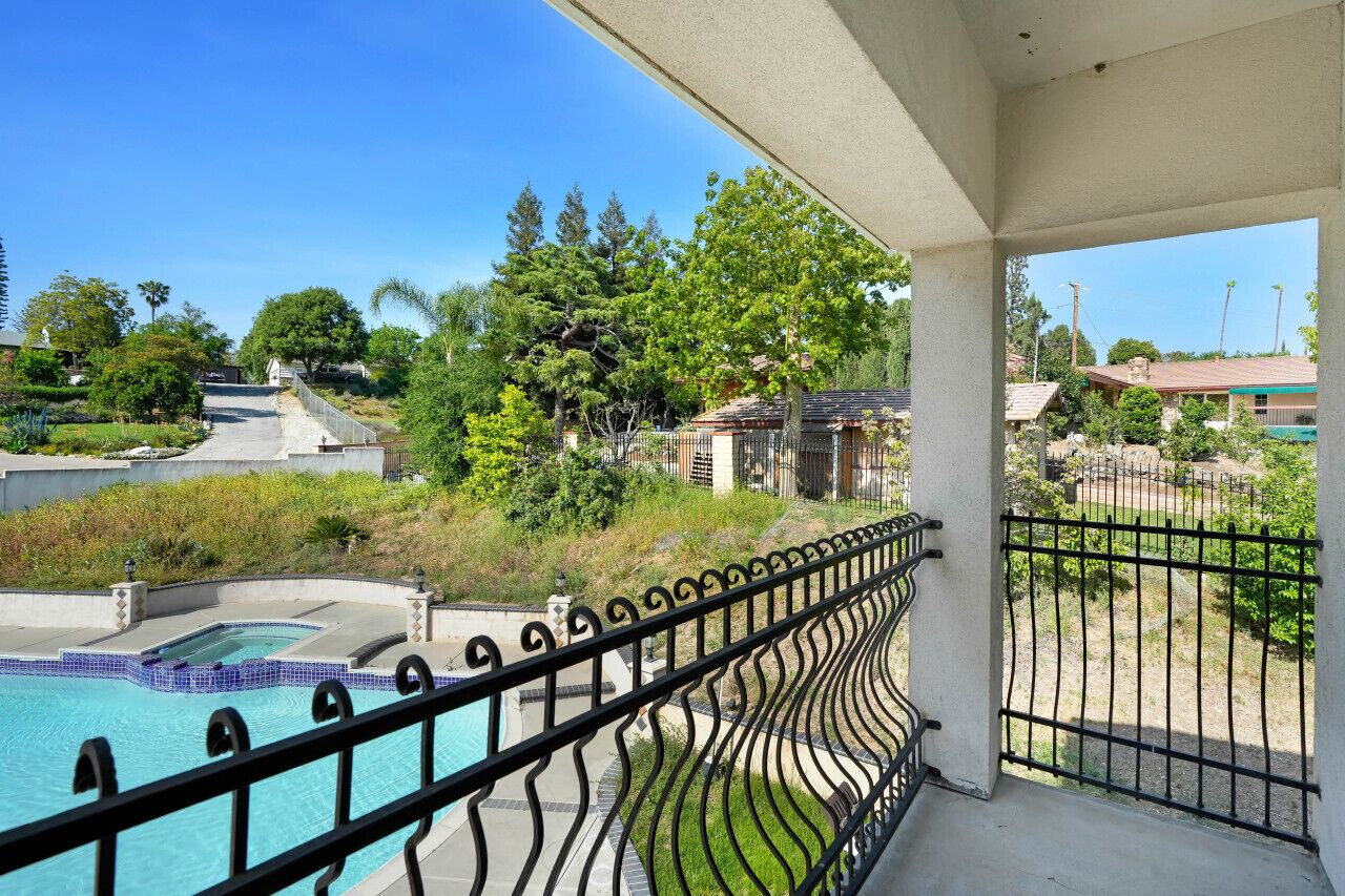 Hillside Pool Haven: 6 bedrooms, with fitness area, and wide backyard 1