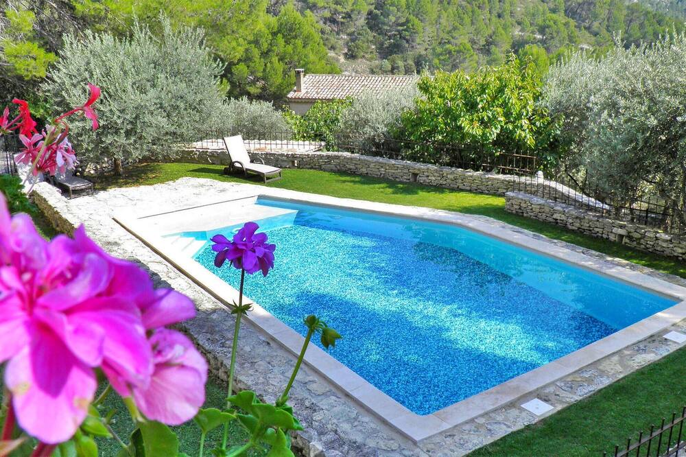 Nestled in the scenic hills of Fontaine de Vaucluse, this holiday home with a private enclosed pool 1