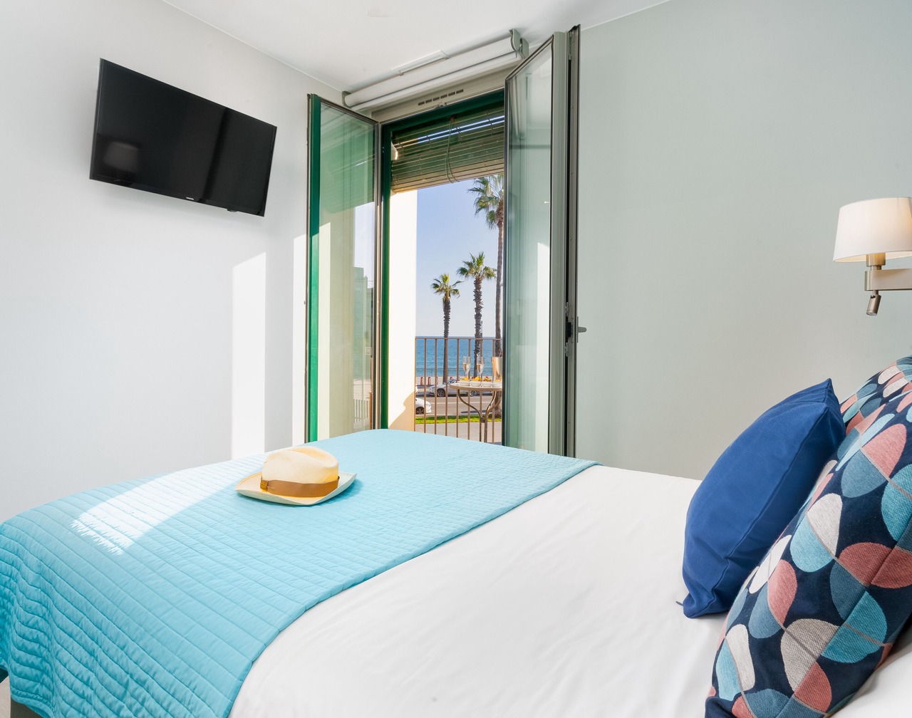 Stunning 2-Bedroom Apartment with Sea View in Barceloneta 1