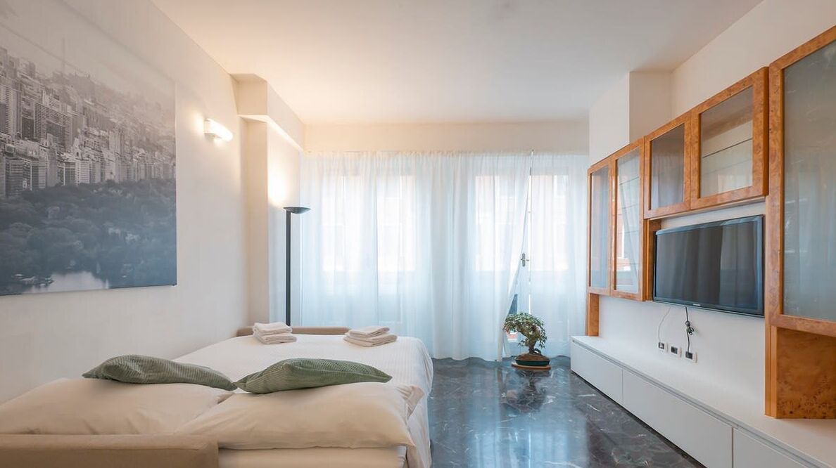 HomeLovers Spacious Flat Close to Central Station 1