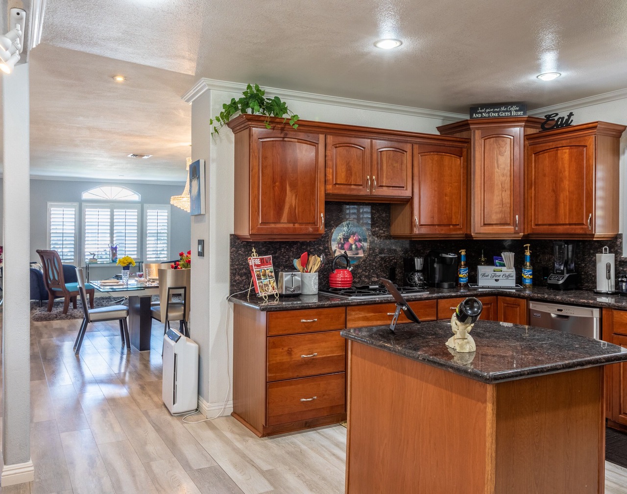 Stunning, Pvt Lux Home-Modern Vibe-King Bed, Jacuzzi, Fire Pit, BBQ, Much More! 1