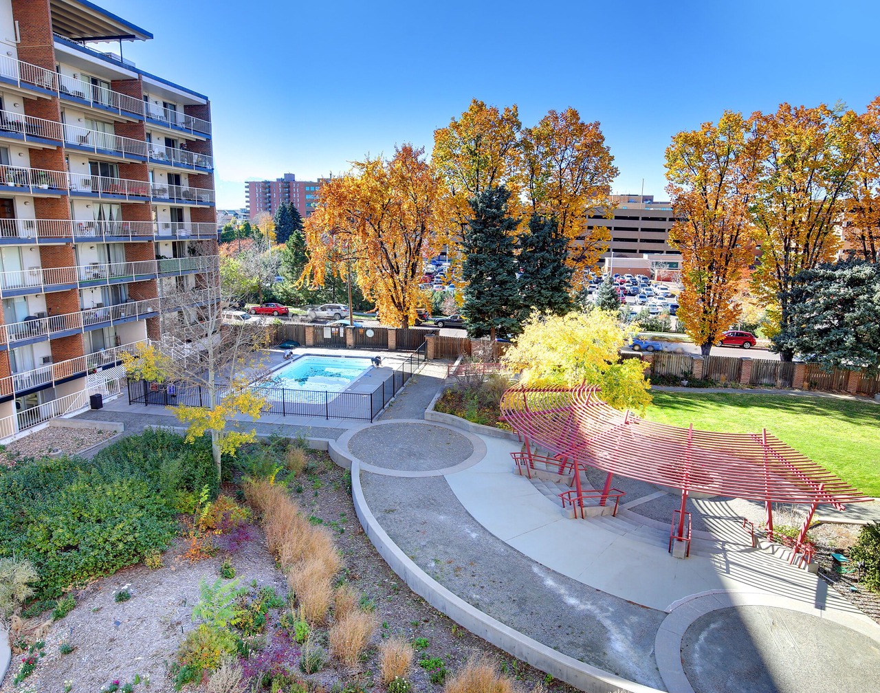 1 BED-Sunny Apt-Denver- Pool, gym, sauna, Walk to dining, shops, hospitals; 1