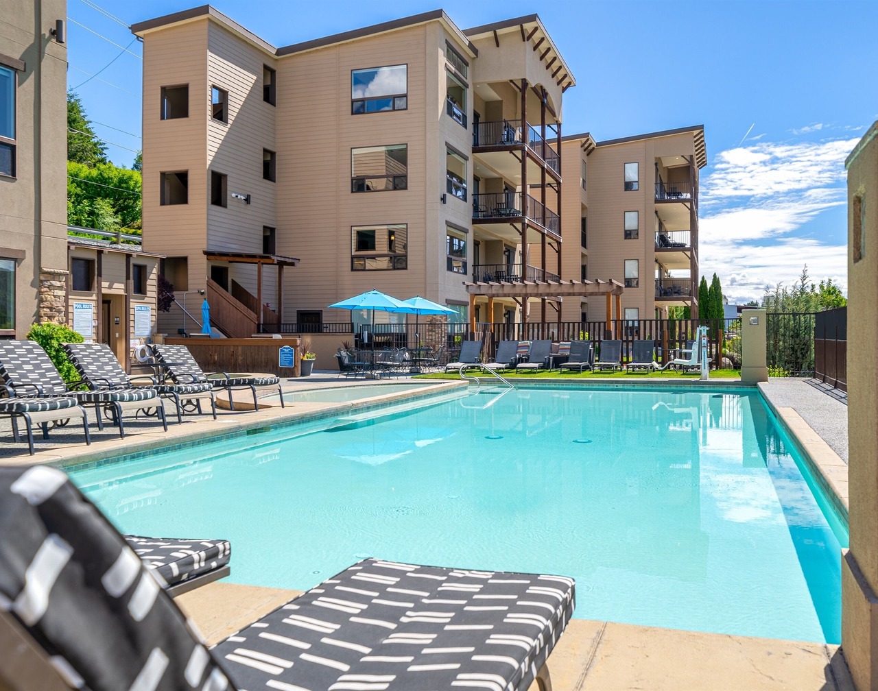 Stunning Poolside Condo - Wineries - Lake - Marina 1