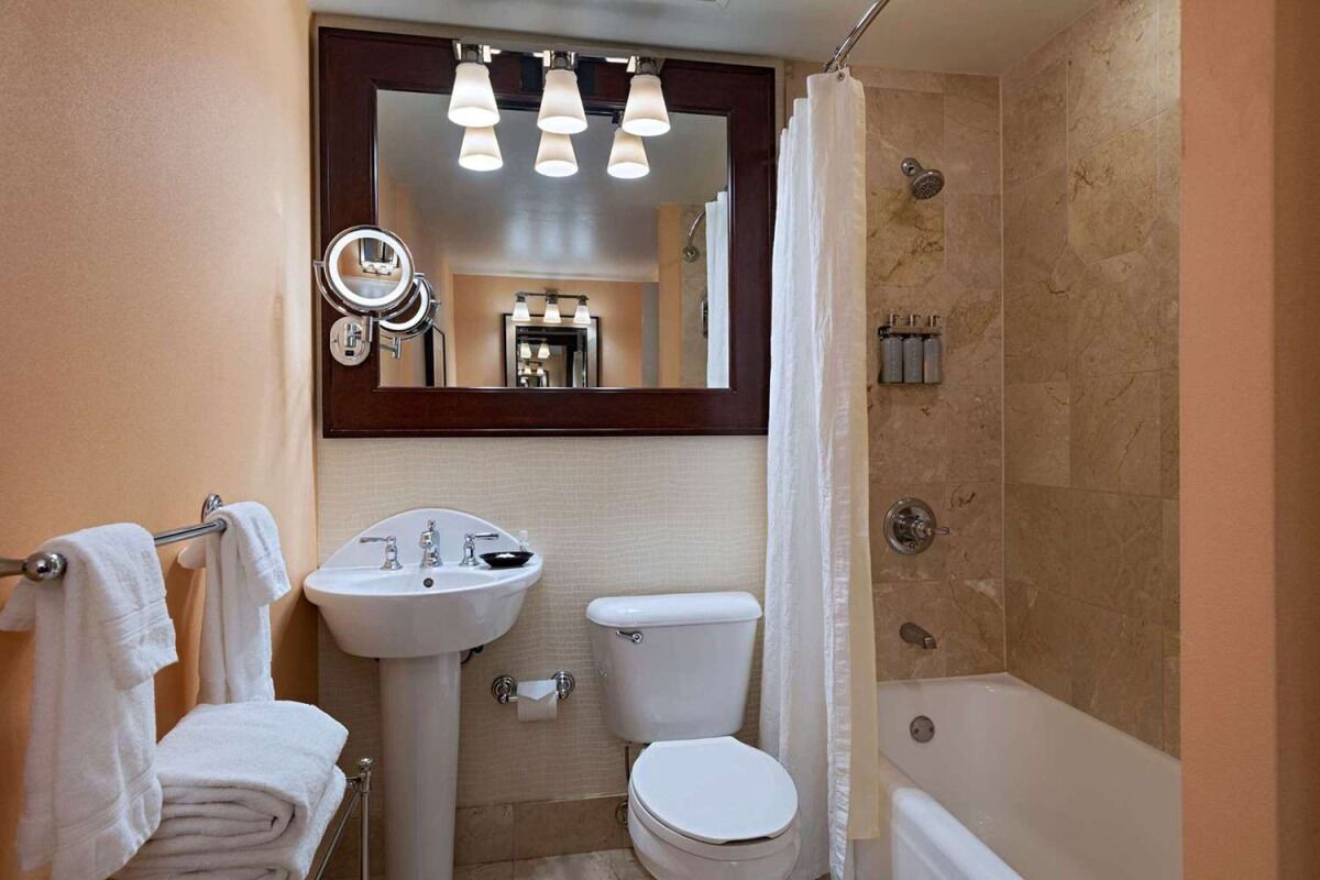 See Iconic Attractions! Elegant Suites Near Theatre and Park! Pets Allowed Here! 1