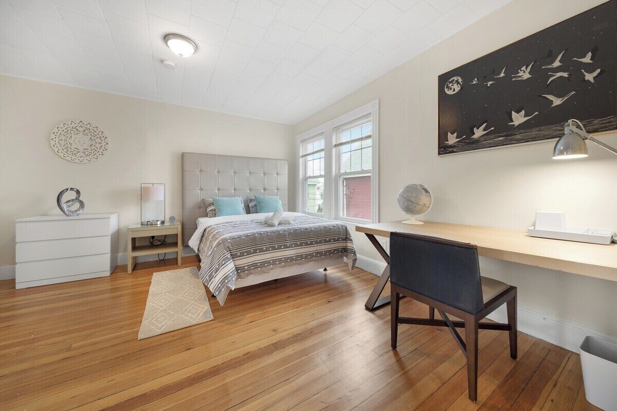 5BR 2BTH Bright & Spacious Apt in Brighton 1