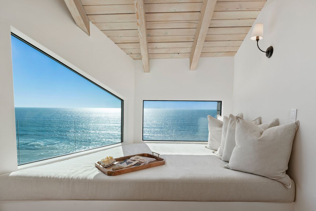 Oceanfront 3BD Penthouse. Pool Spa Pickleball and a short walk to all! 1