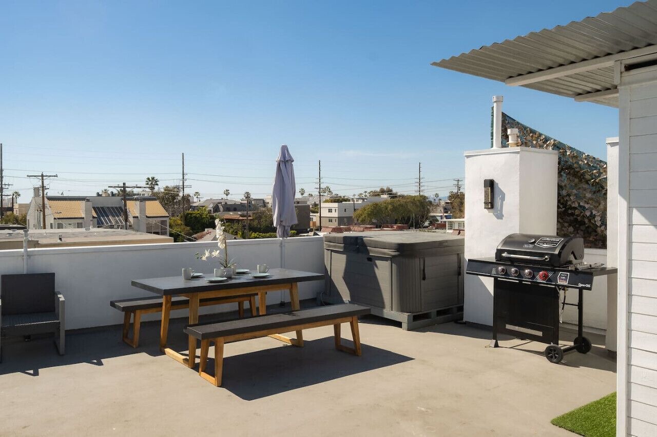 Bright 5 bdroom 3 bath w/Rooftop Deck by the Beach 1