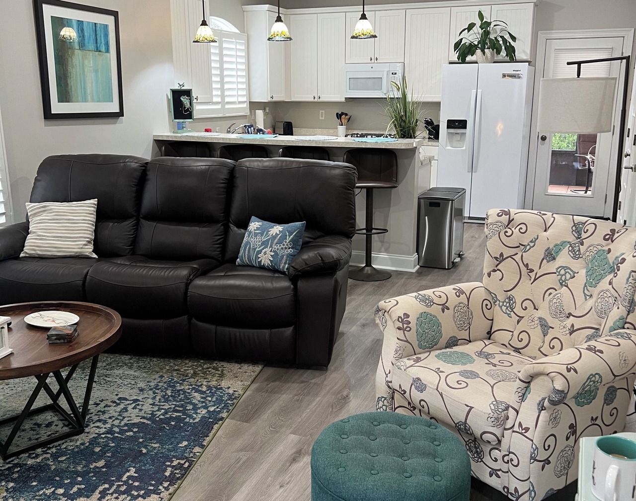 Adorable cottage located minutes from beaches, shopping, dining! 1