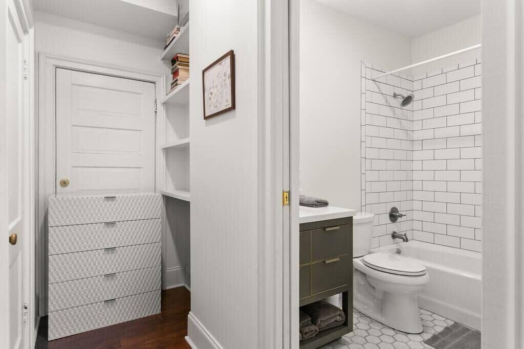 Gorgeous Garden District Studio |Gated Parking 1
