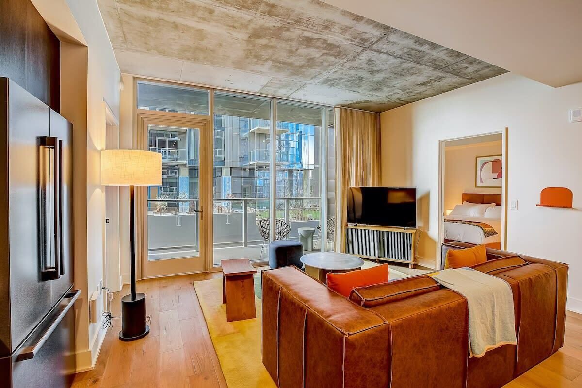 2BR Condo near Rainey St | Heated Pool | Fireworks 1