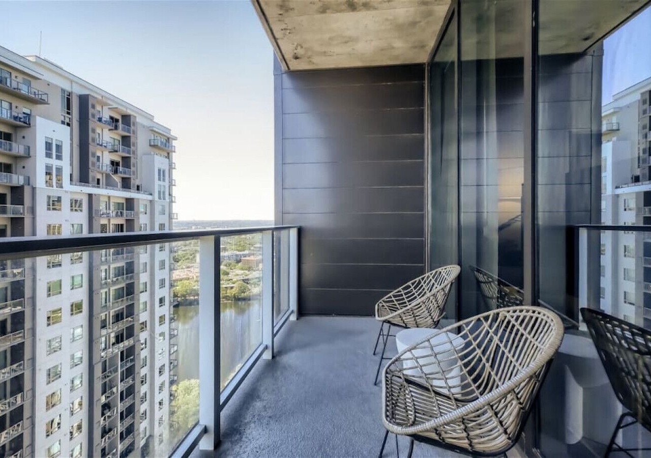 2BD Condo-Rainey St-Best views-RT Pool 1