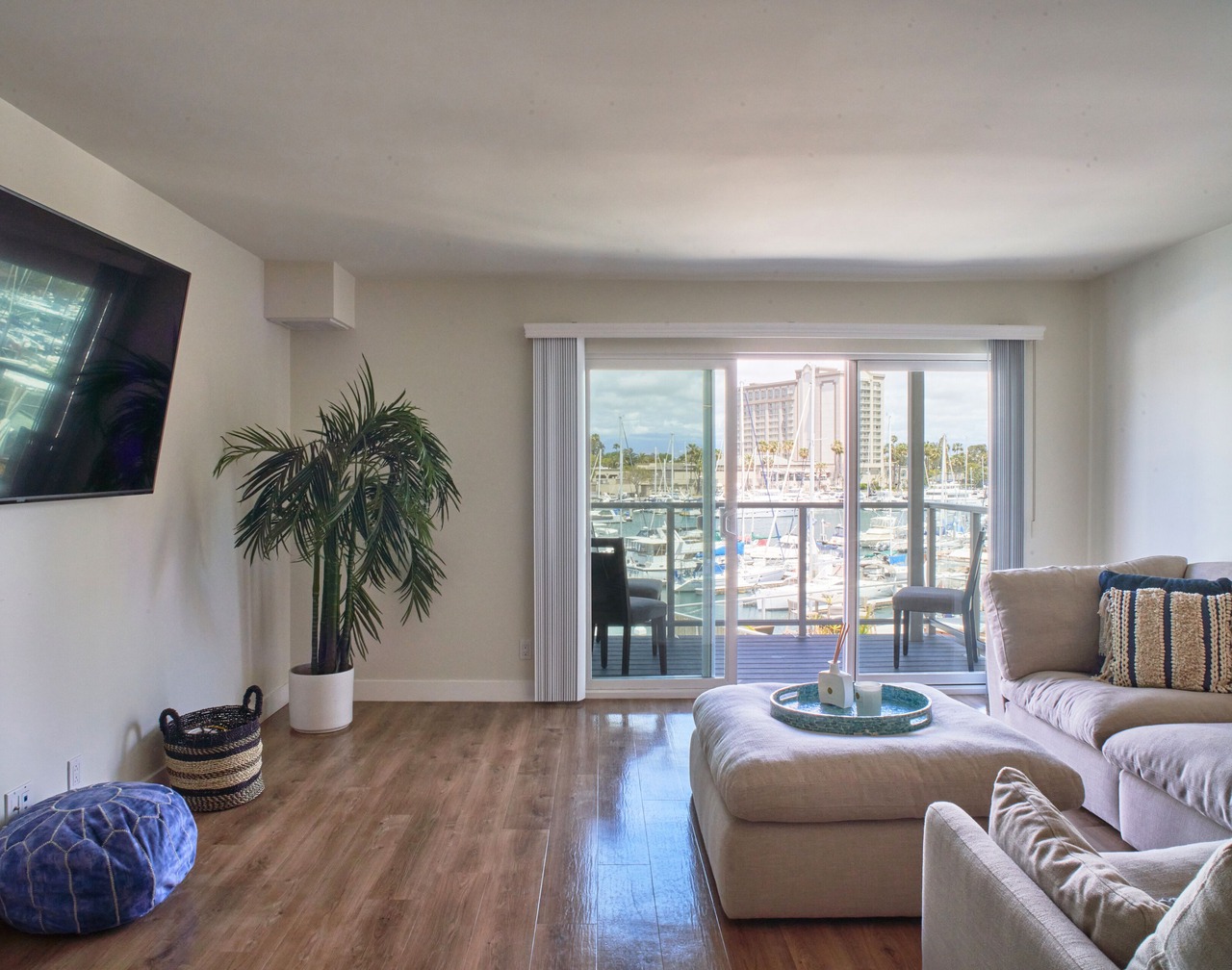 Blue Agate' Seaside Bright Waterfront Full Marina View Pool, Jacuzzi, Gym 1