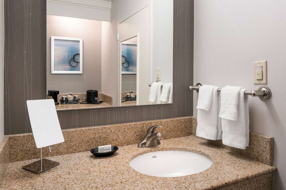 Discover Los Angeles Beauty! Free Airport Shuttle, Seasonal Pool, Pets Allowed! 1