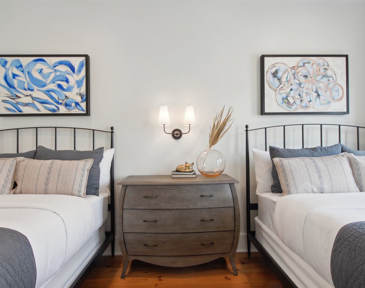 The 1300 | Designer 6-bedroom, Close to Parades 1