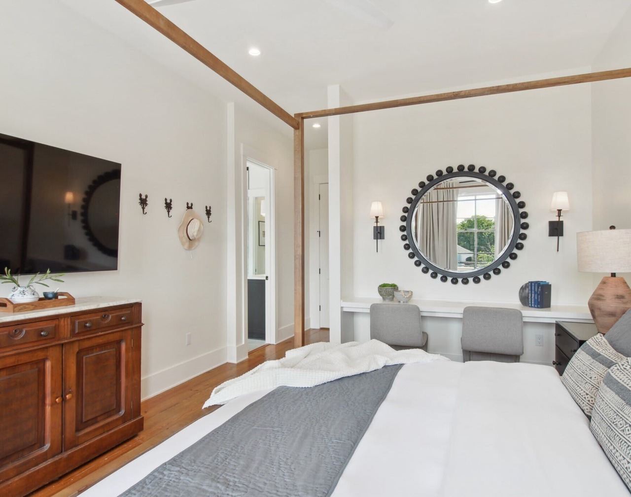 The 1300 | Designer 6-bedroom, Close to Parades 1
