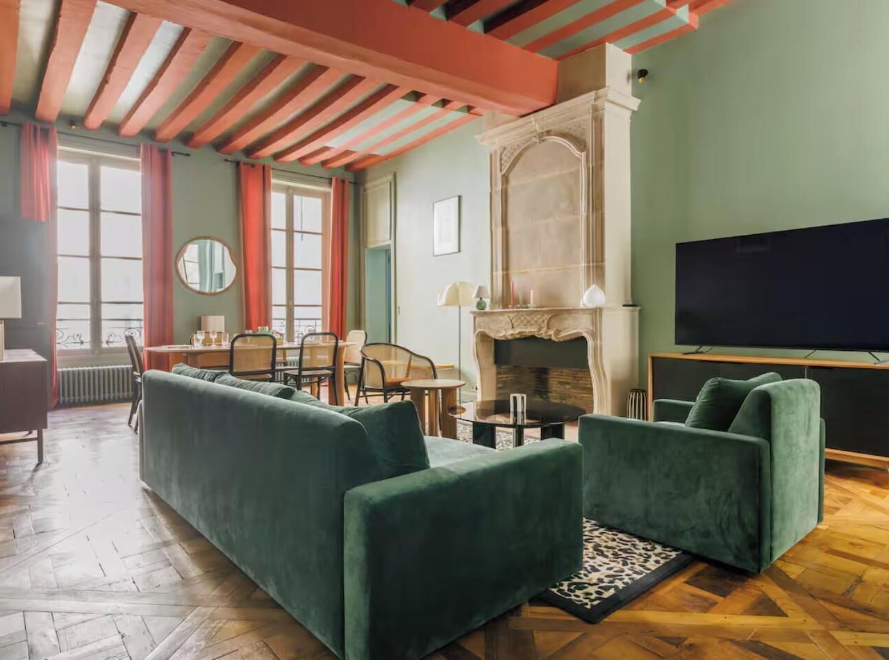EXCEPTIONAL LOCATION & STEPS AWAY FROM ICONIC NOTRE DAME - RUE CHANOINESSE 1