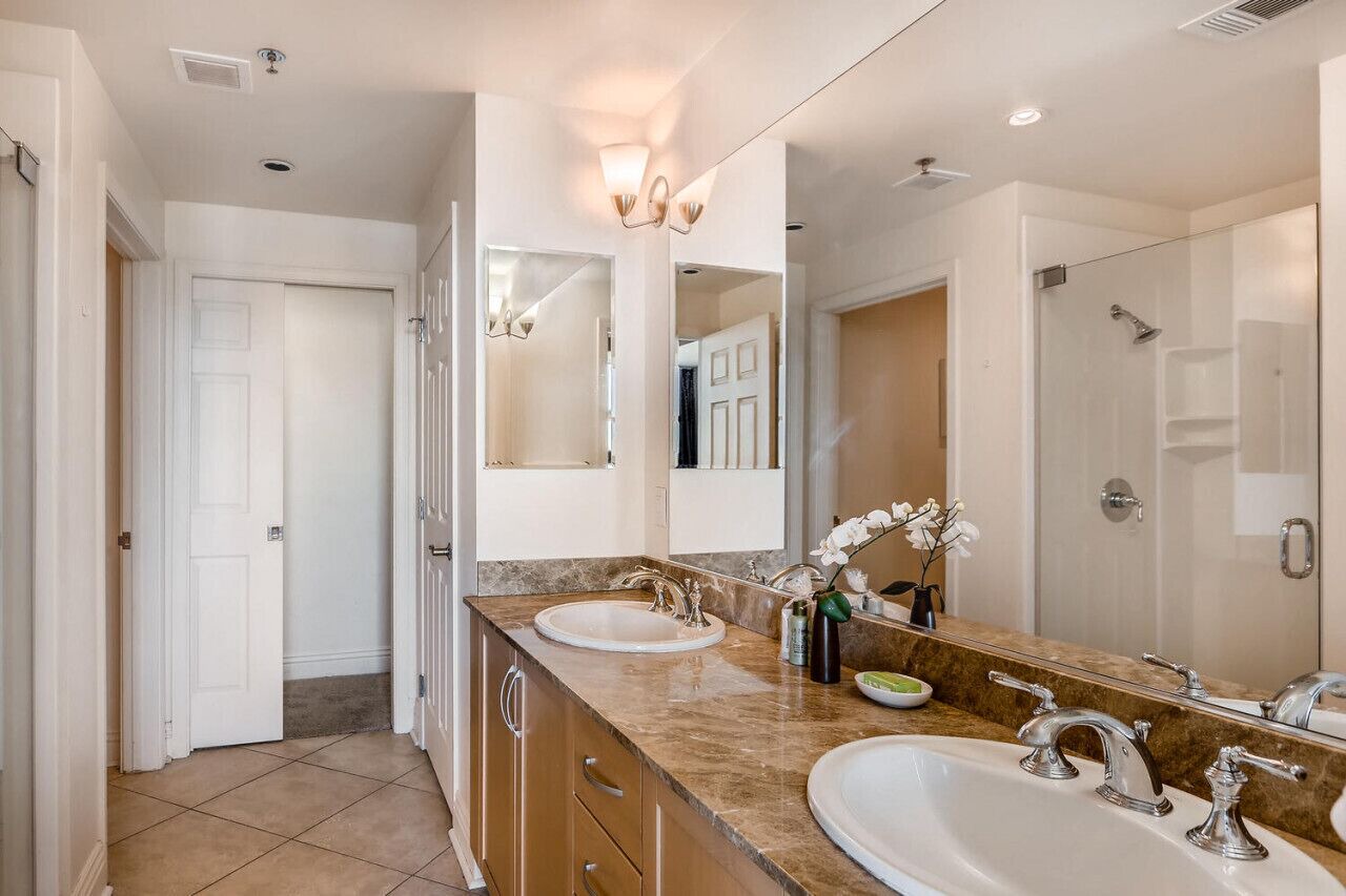 Opulent Ogden Luxury High Rise 20th floor Queen 1