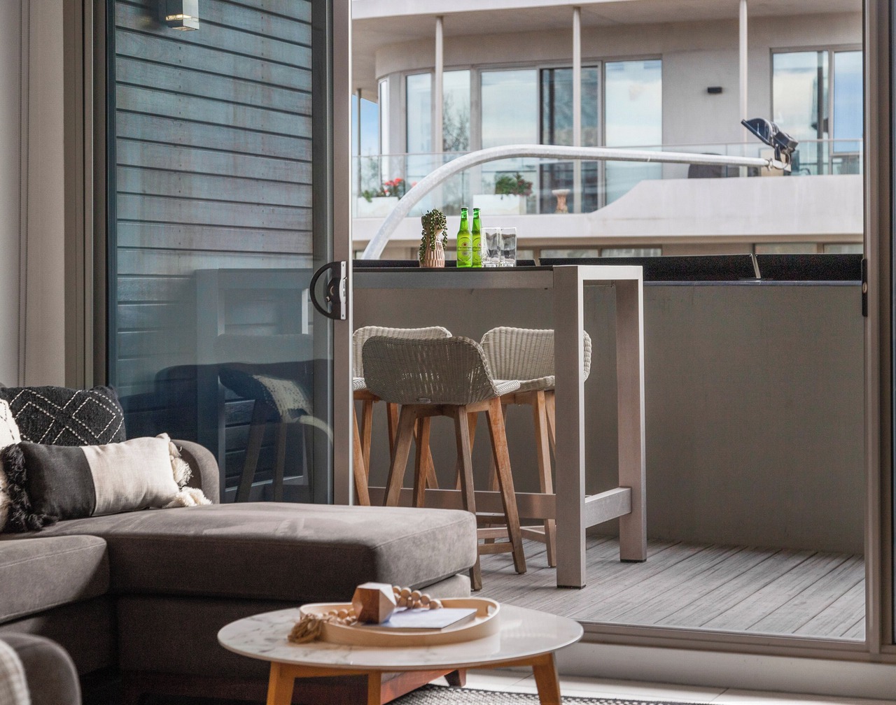 Set right in the heart of Main Street Mornington and short stroll to the beach! 1