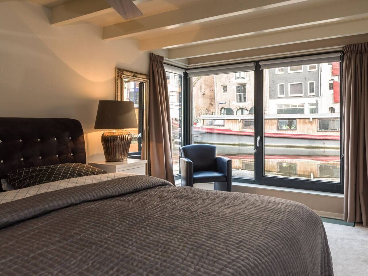 Beautiful large houseboat-apartment at the canal district in the hearth of Amsterdam. 1