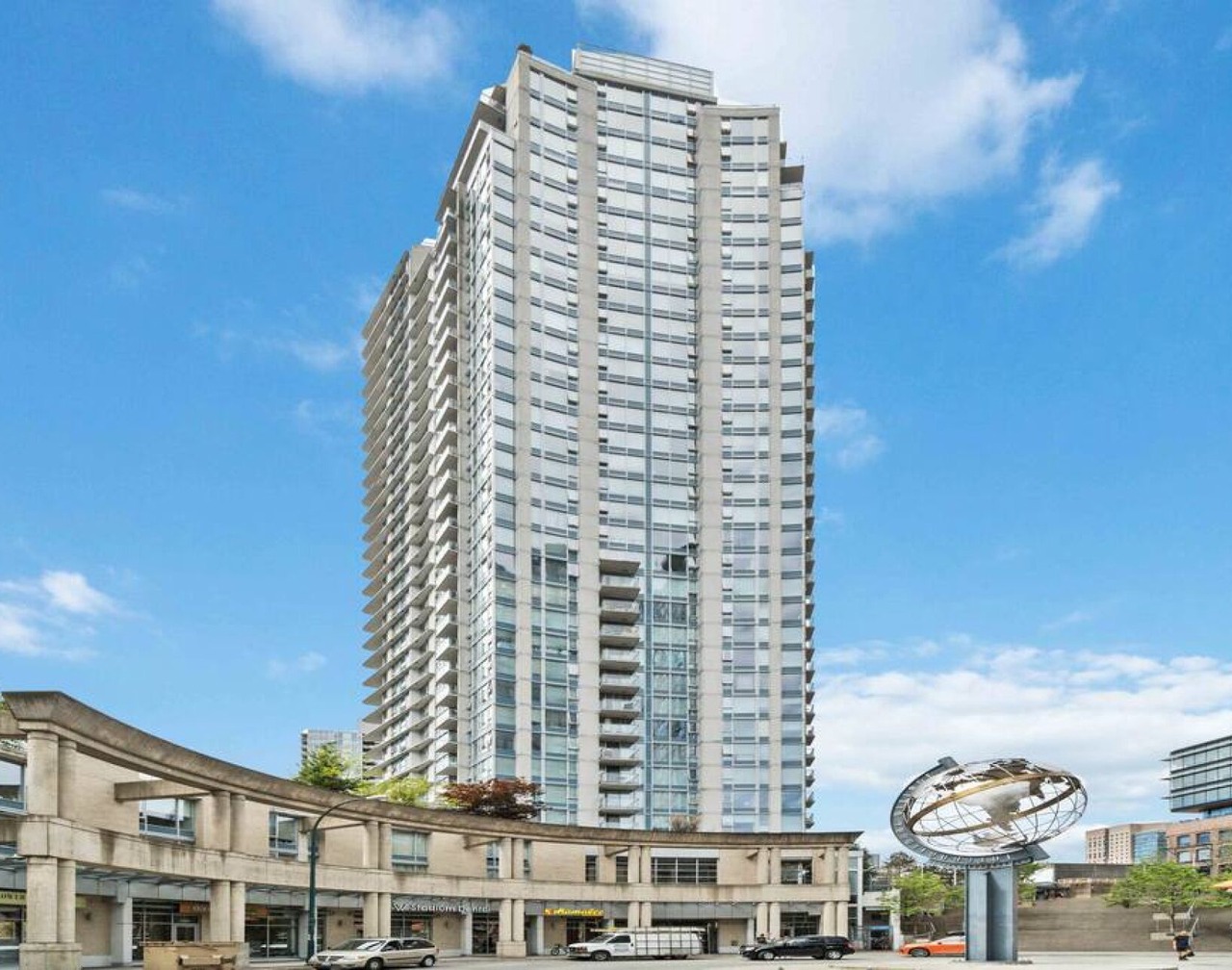 Bright 2BD Condo, Rogers Arena 1