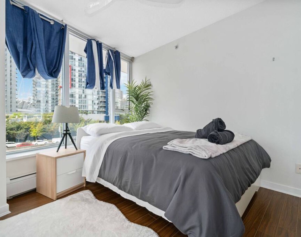 Bright 2BD Condo, Rogers Arena 1