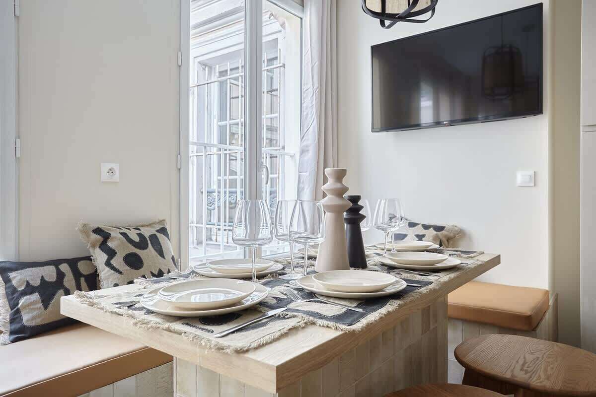 Modern 2 bedrooms apartment Le Marais/Beaubourg 1