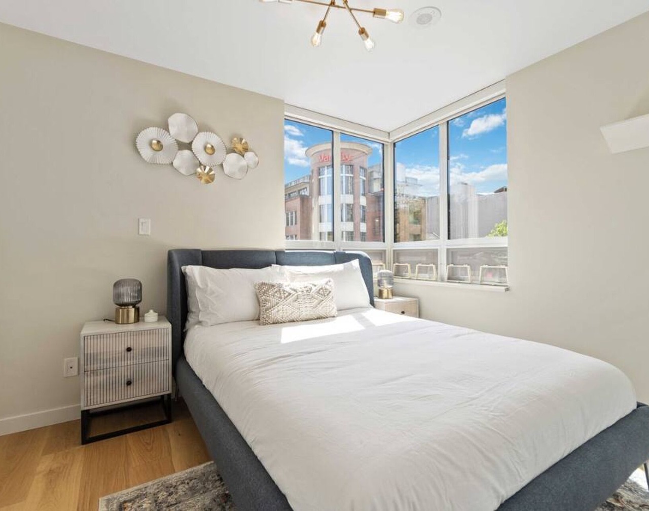 Stylish 3BD Chinatown Condo | Rooftop & City Views 1