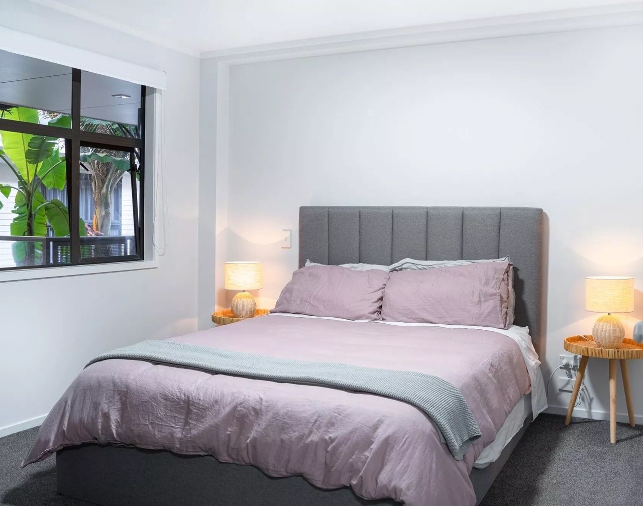 The Downtown by Beyonder by Beyonder - Stylish 2-Bedroom Coastal Apartment with Balcony, Walking Distance to Mount Maunganui Beach, Secure Parking, Ideal for Couples and Families 1