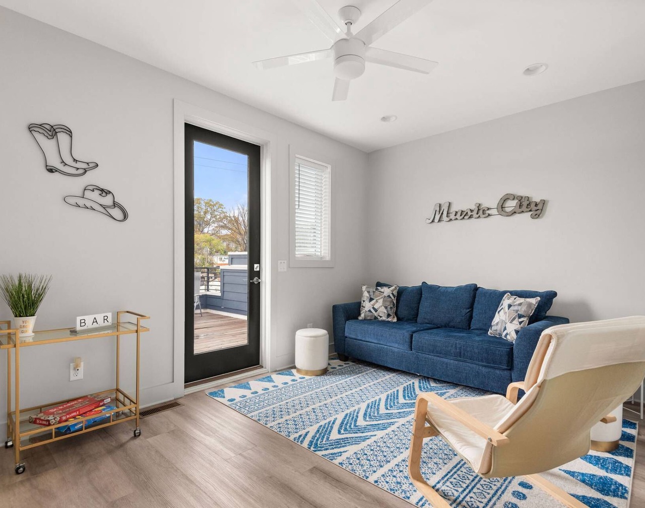 H3 ~ Spacious Condo Only 8 Min to Broadway ~ Garage Parking ~ Super Clean 1