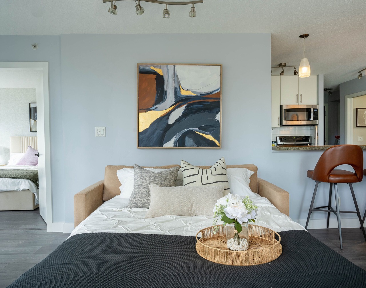 Downtown King Suite-Surround Views-Pool/Gym/Parkng 1