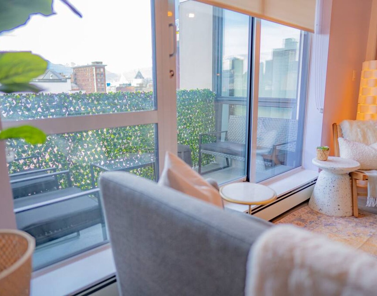 2BD Downtown Vancouver Condo with Free Parking+AC 1